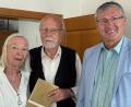 Bild: Stephan Huber
Bürgermeister Franz Badura (rechts) gratuliert Maria-Elisabeth und Johannes Lösche zur Diamantenen Hochzeit.