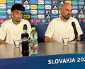 Bild: Christian Kunz/dpa
Trainer Antonio Di Salvo (rechts) und Nathaniel Brown bei einer Pressekonferenz bei der U21-EM in der Slowakei. beide gaben unterschiedliche Bezugspunkte zur Oberpfalz.