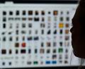 Symbolbild: dpa/Arne Dedert
Ein 40-jähriger Mann muss für ein Jahr ins Gefängnis. Er hatte eine Vielzahl an Bildern von sexuelle missbrauchten Kindern auf seinem Smartphone und Notebook.
