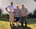 Bild: jma
2. Bürgermeister Norbert Gradl (links) gratuliert Anna und Johann Lauber zur Eisernen Hochzeit.