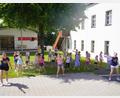 Bild: fvo
Die Teilnehmer von "Tanzkultur" am Rathausvorplatz unter der Leitung von Manuela Grünauer (links) und Judith Friedl (rechts).