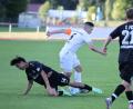 Bild: Dieter Jäschke
Gebenbach Kapitän Patrick Hofmann (Mitte) im Zweikampf mit FC-Neuzugang Muhammadjon Komilov.(links).