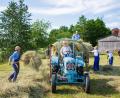 Bild: Hans Walter
Wie früher: Traditionelle Heuernte in Senkendorf – und der 91-jährige Ludwig Frank auf dem alten Eicher-Traktor gibt den Takt vor.