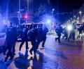 Archivbild: Daniel Vogl/dpa
Mehrere Polizisten sind während eines Einsatzes in Schweinfurt unterwegs.