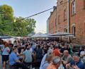 Bild: Tobias Gräf
Hunderte Gäste drängten an den drei Kirwatagen auf das vergleichsweise kleine, aber charmante Pfadfinder-Vereinsfest: Vor allem in den Abendstunden war es am Kirwaplatz hinter dem Kolping-Josefshaus rappelvoll.