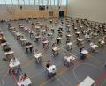 Symbolbild: lhc
Dieses Jahr schreiben 82 Zehntklässler der Walter-Höllerer-Realschule die Abschlussprüfungen in der Dreifachturnhalle. Die Prüfungen starteten im Fach Deutsch.