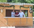 Bild: Hirsch
Handschlag auf den neuen Festwirt im Zelt von Bischofshof (von links): Festwirt Georg Schmidt, Wolfgang Böhm von der Brauerei Bischofshof und der neue Festwirt Wolfgang Hirsch.