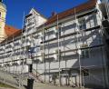 Bild: wel
Die Fassade des Teunzer Gemeindehauses braucht eine Sanierung. Beim Zahlenwerk des Haushalts für 2024 steht die Kommune aber gut da.