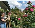 Bild: Portner
Künstlerin Katharina Gierlach nutzt den Aufenthalt in Winklarn für ein Rosenbild in Mamas Garten. Der aufkommende Wind lässt dafür nur ein kurzes Zeitfenster.