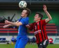 Bild: war
Duell der Nachbarn: Der SC Luhe-Wildenau und SV Etzenricht treffen zum Saisonauftakt der Landesliga Mitte aufeinander. Zuletzt lieferten sich SC-Spielertrainer Benjamin Urban (rechts) und SV-Stürmer Martin Pasieka in der Saison 22/23 in einem Bezirksliga-Punktspiel 
ein Kopfballduell.