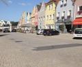 Bild: bey
Der Fleckerlteppich am Stadtplatz ist unübersehbar. Weil die Straße rechtlich noch Bundesstraße ist, dürfen hier auch Lkw fahren.
