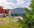 Bild: Hösamer
Dort, wo jetzt noch ziegelrote Produktionshallen (links) stehen, soll neben der Klärschlammtrocknung (rechts) eine Verbrennungsanlage gebaut werden.