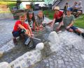 Archivbild: Portner
Die Kinder von Oberlangau haben Spaß an der Staustufe im neuen "Hundertwasser-Style"-Bachlauf. Mit ILE-Mitteln kann noch in 2025 eine überdachte Sitzgarnitur aufgestellt werden.