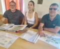 Bild: luk
Erwin Lottes, Theresa Frank und Thorsten Lottes (von links) haben schon mehrere Ordner mit Unterlagen, Gehefte und Pläne vom künftigen Löschwitzer Feuerwehrhaus. Was den Vorstandsmitgliedern der Teilnehmergemeinschaft und dem Zweiten Kommandanten fehlt, ist die Genehmigung für das dringend benötigte Gebäude.