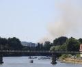Bild: Simon Rothfischer
Eine meterhohe Rauchsäule erhebt sich über dem Regensburger Norden. In einer ehemaligen Gaststätte ist am Mittwochnachmittag ein Feuer ausgebrochen.