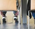 Bild: Gabi Schönberger
Der angeklagte Immobilienmakler (links) trägt zu Beginn des ersten Verhandlungstages am Weidener Landgericht eine Fußfessel. Neben ihm sitzt sein Verteidiger Oliver Plate.