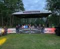 Bild: Semi Smith
Die Motorradfreunde Erbendorf laden am Wochenende zum Spendenfestival ein. Das Bild zeigt Präsident Erwin Heimerl (Dritter von links) mit einem Teil der Helfer vor der Bühne, auf der die Bands auftreten werden.