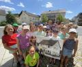 Bild: Ina Piehler
Die Kinder der Grundschule Freudenberg vor dem Gasthaus Dotzler, dem "Romwirt". Sie haben ein Bild dabei, das das "Gasthaus zum schwarzen Raben" vor über 100 Jahren zeigt.