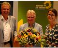 Bild: gsp
Glückwunsch und Blumen gibt es für Hans-Jürgen Bumes (Mitte) durch Claudia Ried (Bündnis 90/Die Grünen) und Albert Schindlbeck (Die Liste Amberg). Er soll als Oberbürgermeister-Kandidat für die beiden Parteien/Gruppierungen antreten.