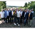 Bild: Christopher Würz/Freie Wähler
Landratskandidat Stefan Kroher mit seiner Ehefrau Julia, hinter ihm die Kreisvorstandschaft der Freien Wähler Amberg-Sulzbach u.a. mit MdL Bernhard Heinisch, Kreisvorsitzenden/Landesvize Hans Martin Grötsch und FW-Kreistagsfraktionssprecher Peter Dotzler.