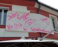 Archivbild: mfh
Mit diesem auf die Schnelle selbst besprühte Banner wurden beim Altstadtfest 2024 die Bier-Kampfpreise in der Bar Stadtgespräch beworben – es war eine Protestaktion, die es dieses Jahr nicht mehr geben soll.