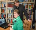 Bild: jr
Sie erarbeiteten federführend das Festprogramm: Seelsorgeratssprecherin Rosemarie Ernst und Pfarrer Oliver Pollinger beim Blick in die Chronik.