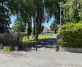 Bild: Susanne Forster
Über das Tor am Unteren Friedhof in Bärnau gab es Redebedarf. Bürger wendeten sich an die Stadt, da es Tor nach längerer vollständigen Öffnung nun wieder halbseitig verschlossen ist.