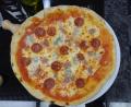 Bild: ui
Pizza mit Salami, Gorgonzola und Knoblauch ist nur eine der unzähligen Varianten, mit der man die beliebte Spezialität belegen kann.