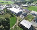 Luftbild: bey
Das Gewerbegebiet "Obere Tratt" in Luhe-Wildenau füllt sich zunehmend. Bürgermeister Sebastian Hartl freut es, dass neue Arbeitsplätze entstehen.