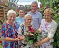 Bild: R. Kreuzer
Zum 90. Geburtstag erhält Therese Gmeiner (Mitte) von der Arbeiterwohlfahrt einen Blumengruß. AWO-Ehrenvorsitzende Hilde Zebisch (von links), Heike Gmeiner, Hans-Jürgen Gmeiner und AWO-Vorsitzende Gabriele Laurich gratulieren.
