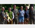 Bild: Soldaten- und Reservistenkameradschaft Pirk
Die Gemeinde Pirk hat eine gelbe Schleife als Zeichen der Verbundenheit erhalten (v.l.): Major Lars P. (Batteriechef der 4./PzArtBtl375), Dietmar Schaller (Bürgermeister Pirk), Stabsfeldwebel Schleicher (Deutscher Bundeswehrverband), Mario Hönig (Vorstand Soldaten u. Reservistenkameradschaft Pirk), Tobias Forster (2.BGM Pirk), Oberstabsfeldwebel Michael Z. (Sieß 4./375).