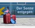 Symbolbild: Uwe Zucchi/dpa
Alles drin: Mit gut gepackten Koffern geht es der Sonne entgegen.