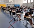 Bild: hdk
Die 48 Abschlussschüler bei ihren Prüfungen im Fach Englisch am Freitag in der Schulturnhalle.