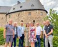 Bild: HeimatUnternehmen NordOberpfalz
Große Freude vor der Burg Falkenberg: (v.l.) Alfred Wolf (Vorsitzender des Vereins Via Carolina – Goldene Straße e.V.), Robert Lindner (Vorsitzender ILE Naturparkland Oberpfälzer Wald e.V. im Landkreis Neustadt/WN), der Landrat des Landkreises Tirschenreuth Roland Grillmeier, Isabel Sommerer (Projektmanagerin Kreisentwicklung Landkreis Tirschenreuth), Bernhard Lindner (Vorsitzender ILE AOVE Arbeitsgemeinschaft Obere Vils-Ehenbach), Katja Stiegler (Geschäftsführerin ILE AOVE Arbeitsgemeinschaft Obere Vils-Ehenbach), Kurt Hillinger (Behördenleiter ALE Oberpfalz), Willi Perzl (früherer Abteilungsleiter ALE Oberpfalz) und Bernd Sommer (Vorsitzender ILE IKOM Stiftland).