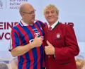 Bild: Gabi Schönberger
Ein Bild mit Jean-Marie Pfaff (rechts) war in Neustadt/WN auch bei Gerhard Schricker gefragt.