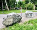 Bild: Gabi Schönberger
Aus Sicherheitsgründen sind im Max-Reger-Park in Weiden mehrere Felsbrocken installiert worden.