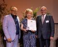 Bild: David Rieß
Staatsmedaillen-Trägerin Susanne Neumann (Mitte) mit Laudator 1. Bürgermeister Klaus Meyer und ALE-Behördenleiter Kurt Hillinger (l.).