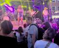 Bild: Gabi Schönberger
Ab 20 Uhr spielte die Partyband "Highline" am Unteren Markt – und brachte noch mehr Besucherinnen und Besucher zum Tanzen und Feiern.