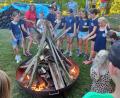 Bild: hdk
Die Kinder der Wasserwachtsjugend entzündeten am Bergl das Johannisfeuer, das heuer aus Brandschutzgründen kleiner ausfiel.