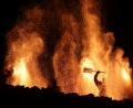 Bild: mfh
Das Altstadtfest in Sulzbach-Rosenberg hat jedes Jahr etwas magisches - und heuer war es besonders heiß: Ein riesiger Funkenregen tauchte die Altstadtmauer in ein orakelhaftes Licht.