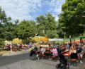 Bild: Holger Eckert
Biergarten an der Helmut-Ott-Halle: Über 250 Besucher waren zum ersten Pop-Up-Biergarten 2025 gekommen.