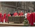 Bild: altrofoto.de
Bischof Rudolf Voderholzer hat zwei junge Männer zu Priestern geweiht.