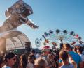 Bild: Susanne Forster
Neu auf dem Kindheitstraum-Festival 2025: Eine zweite Bühne, die Hangar Yard Stage. Dort gab es nicht nur einen riesigen Astronauten, der über der Bühne optisch schwebte, sondern auch ein Fahrgeschäft.
