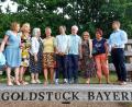 Bild: lg
Hoch über Oberviechtach nehmen Bürgermeister Rudolf Teplitzky (rechts) und Vorstandsmitglieder der Freunde der Kunst zusammen mit dem Autor Thomas von Steinaecker (Mitte) auf der Panoramabank markante Punkte der Stadt ins Visier.
