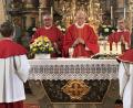 Bild: mma
Diakon Dieter Gerstacker (li) und Pfarrvikar Christian Preitschaft waren mit Pfarrer i. R. Eduard Feichtmeier bei dessen Jubiläum am Altar in Sankt Ursula.