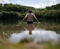 Symbolbild: Marijan Murat/dpa
Ein geeigneter Ort, um sich an heißen Tagen abzukühlen: ein See. Damit das Badevergnügen nicht tragisch endet, gibt es aber nach Angaben der Wasserwacht Amberg-Sulzbach einiges zu beachten.
