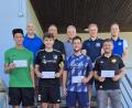 Bild: Martin Bauer
Vertreter von Quadrus und Funktionäre des FC mit den Kapitänen der vier Mannschaften (untere Reihe). Von links: Willi Frank (TSV Stulln), Kilian Wiedenbauer (SV Kemnath), Michael Probst (FC Schmidgaden) und Martin Sigl (SV Trisching-Rottendorf)