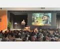 Bild: mgo
Trotz hoher Außentemperaturen und Konkurrenz durch Sommerfeste füllen zahlreiche Zuschauer des "Woid Woife" die angenehm klimatisierte Stadthalle, darunter auffallend viele Kinder.