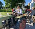 Bild: aub
In Vertretung von "Leo und Fonse" musste heuer Museumsleiter Tobias Hammerl ran, um den Kirwabaum per Dieselross vor den Edelmannshof zu transportieren.