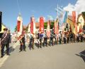 Bild: bey
Am Eingang zum Festzelt gab es eine regelrechte Flaggenparade.